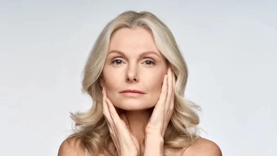 Frau ab 50 beruhrt ihr Gesicht