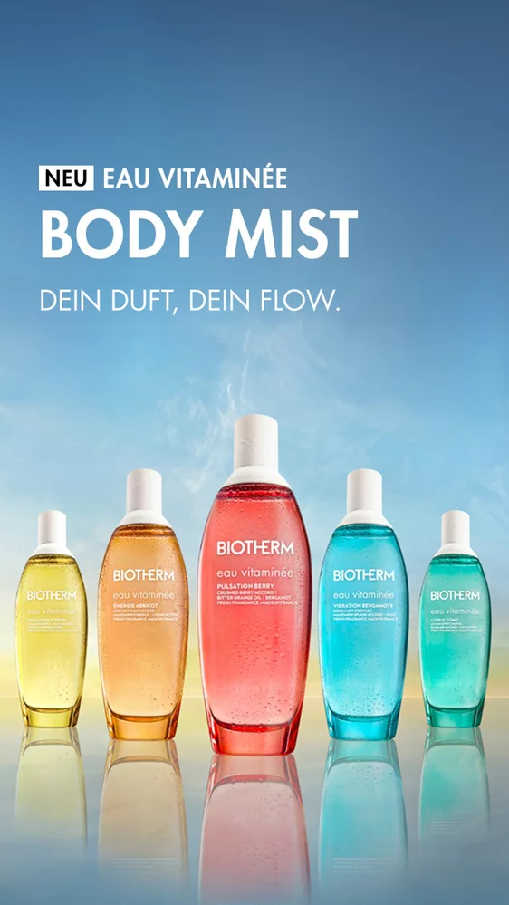 Biotherm Eau Vitaminee Body Mist in funf farbigen Flakons (Gelb, Orange, Rot, Turkis, Grun) vor sanftem Himmel-Hintergrund mit Spiegelung, daneben der Schriftzug „Neu – Dein Duft, dein Flow“.