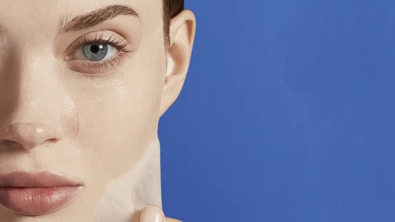 Gesichtshaut, die Maske abzieht, vor blauem Hintergrund.