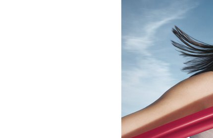 Biotherm Blue Therapy Uplift Cream mit blauem Hintergrund und Wasserblasen
