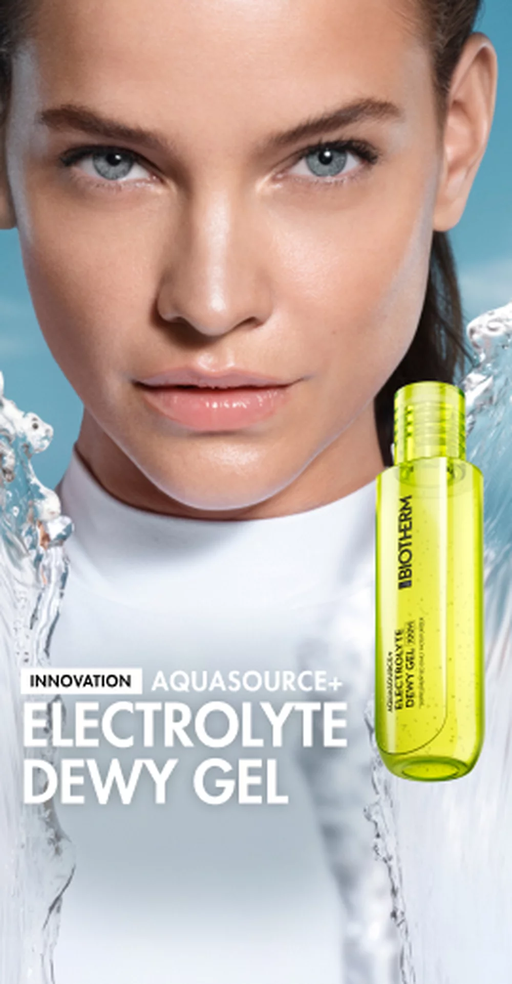 Nahaufnahme einer Frau mit strahlender Haut neben einer leuchtend gelben Flasche Biotherm Aquasource+ Electrolyte Dewy Gel mit Wasserspritzern.