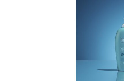 Dekoratives Bild: Nahaufnahme von Korperpflegeprodukten vor sonnigem Hintergrund.