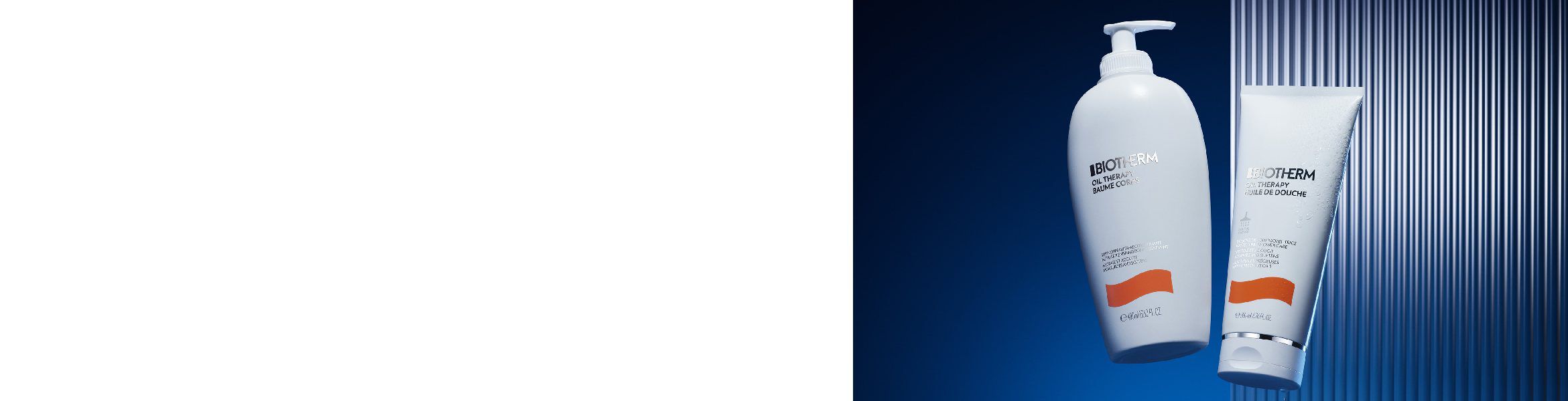 Weißes, rundliches Objekt mit Schriftzug "apple" gegen blauen Hintergrund.