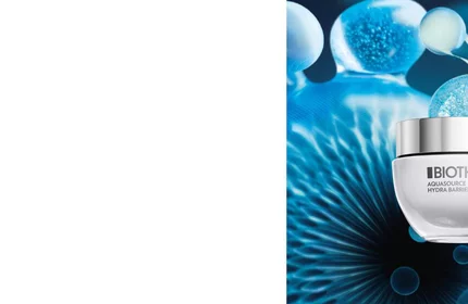Ein Cremetiegel von Biotherm vor einem Hintergrund mit blauen, abstrakten Mustern und Texturen.