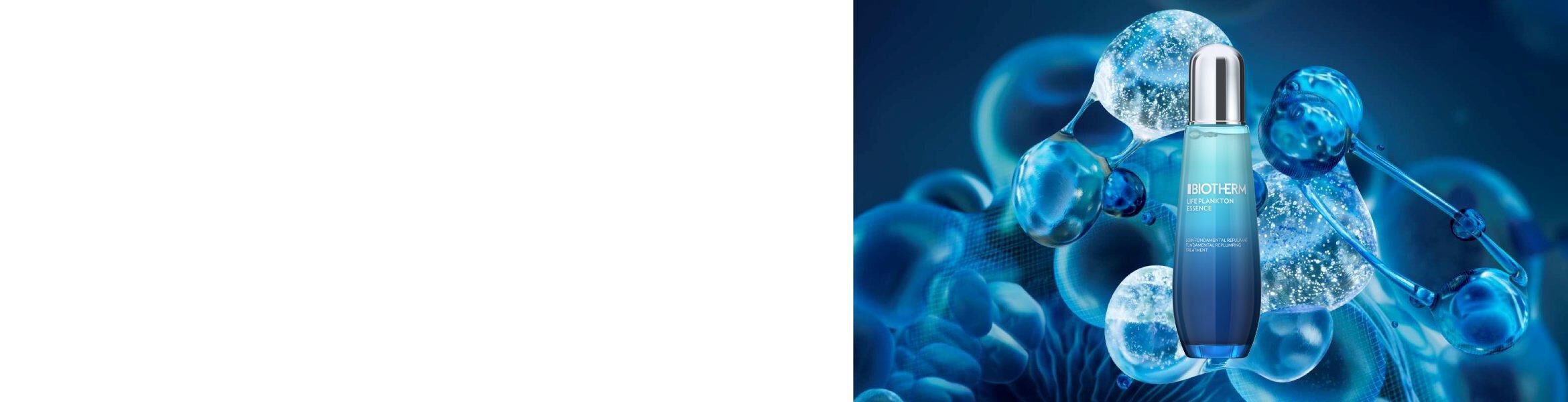 Blaue Blasen schweben im abstrakten, dunklen Raum.