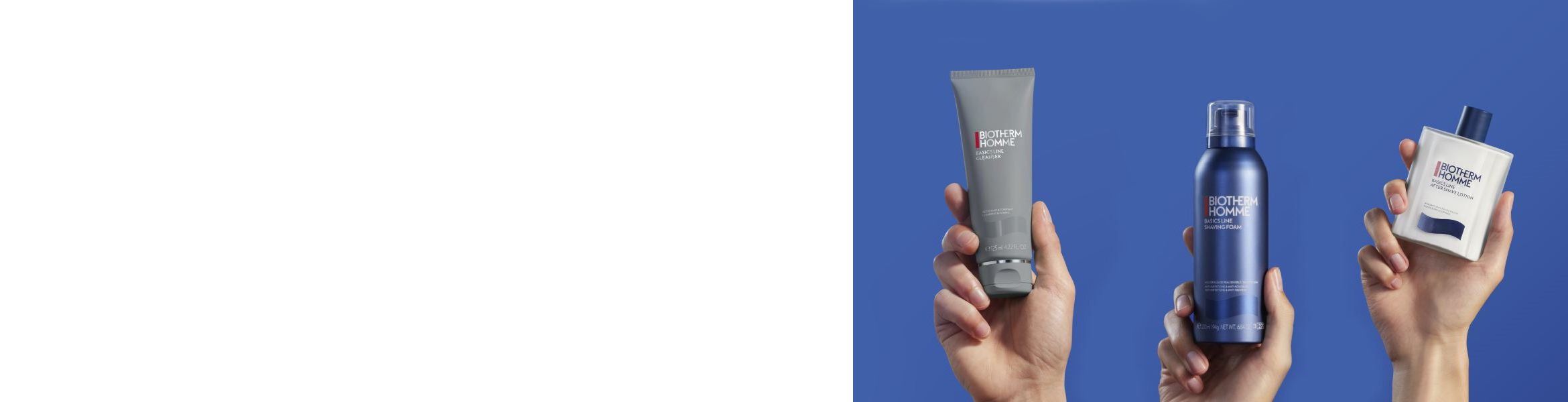 Eine Hand halt eine Biotherm Homme Lait Solaire Tube vor blauem Hintergrund.
