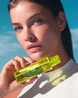 Frau halt das BIOTHERM AQUASOURCE ELECTROLYTE DEWY GEL in ihrer Hand.