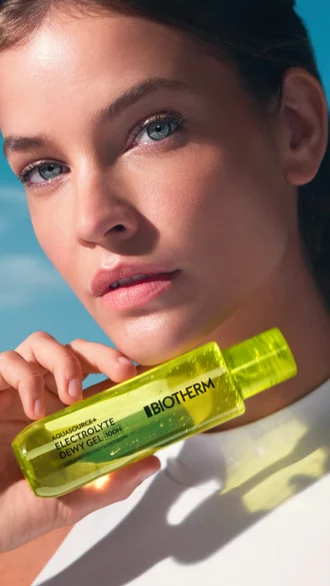 Frau halt das BIOTHERM AQUASOURCE ELECTROLYTE DEWY GEL in ihrer Hand.