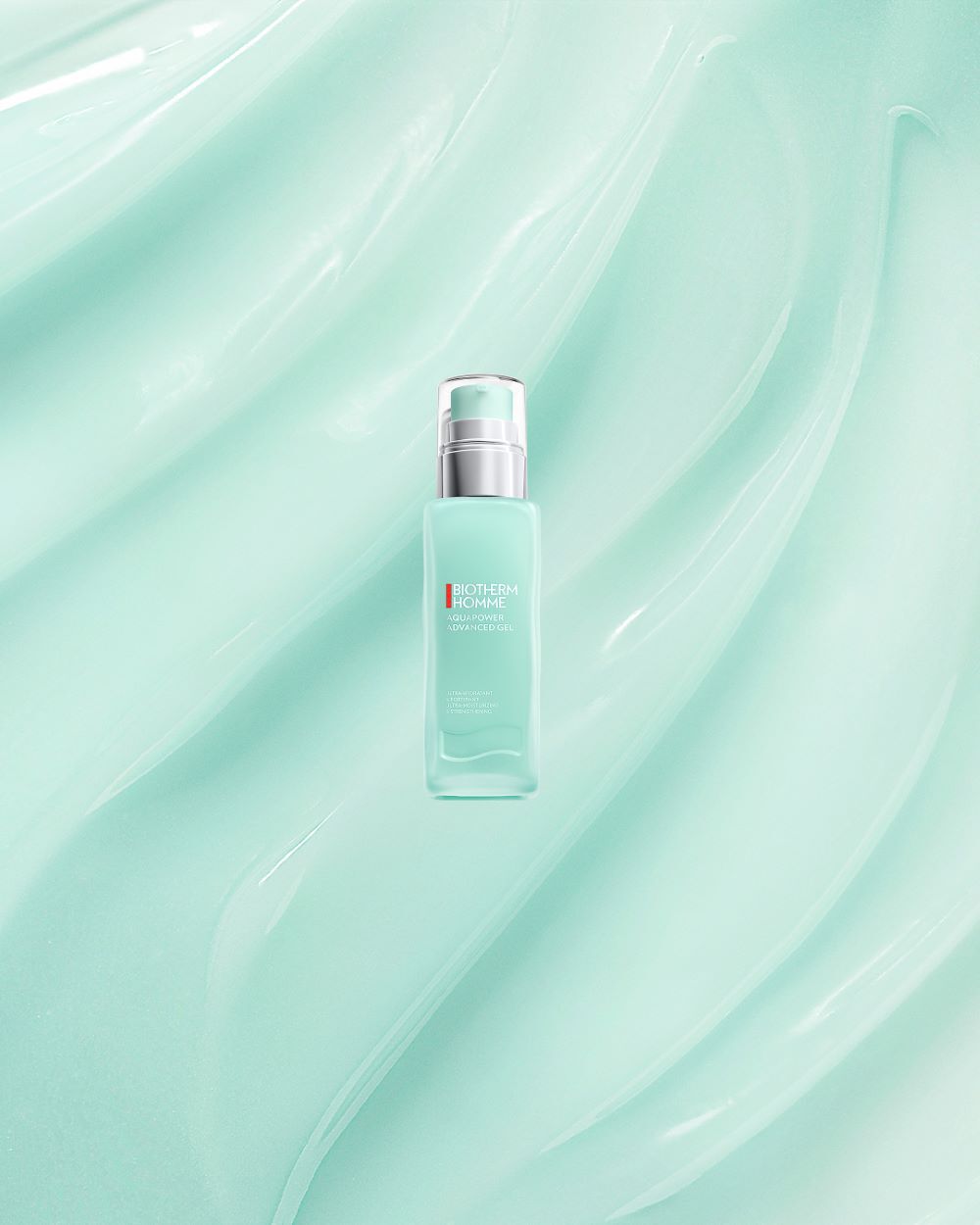 Flasche schwebt auf einer grunlichen, texturierten Oberflache. Text: "BIOTHERM HOMME AQUAPOWER ADVANCED GEL"