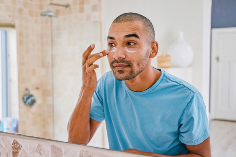 Nahaufnahme Mann mit Blick zur Kamera