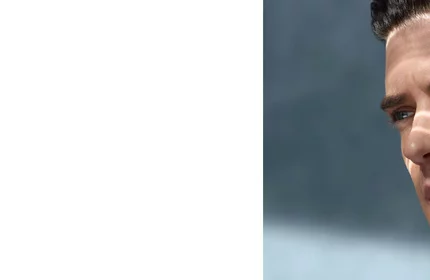 Rechtes Gesicht eines Mannes, schauend; Hintergrund ist unscharfer, blauer Himmel.