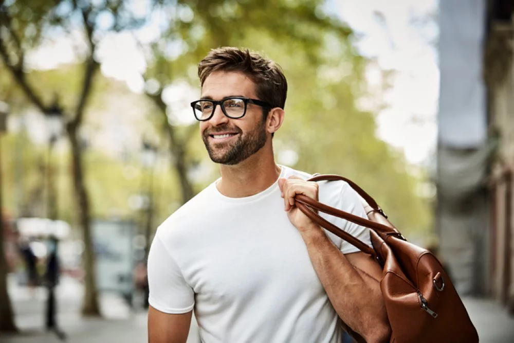 Mann mit lassigem Style und 5-Tage-Bart