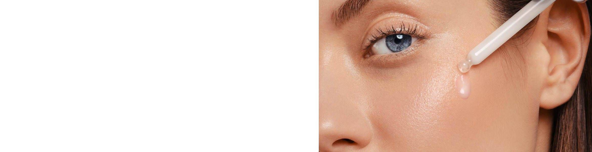 Ein blaues Auge blickt geradeaus; Nahaufnahme von Gesichtshaut und Augenbraue rechts im Bild.