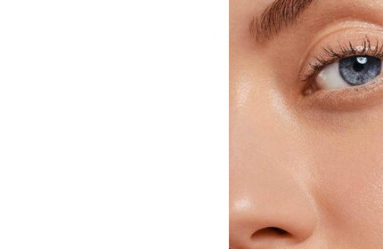 Ein blaues Auge blickt geradeaus; Nahaufnahme von Gesichtshaut und Augenbraue rechts im Bild.