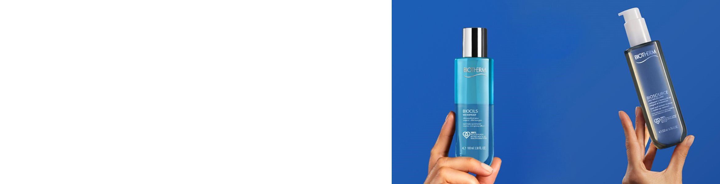 Eine Hand halt eine blaue Biotherm-Flasche vor blauem Hintergrund, Text: "BIOSOURCE HYDRATING & TONIFYING TONER" und weitere Details.
