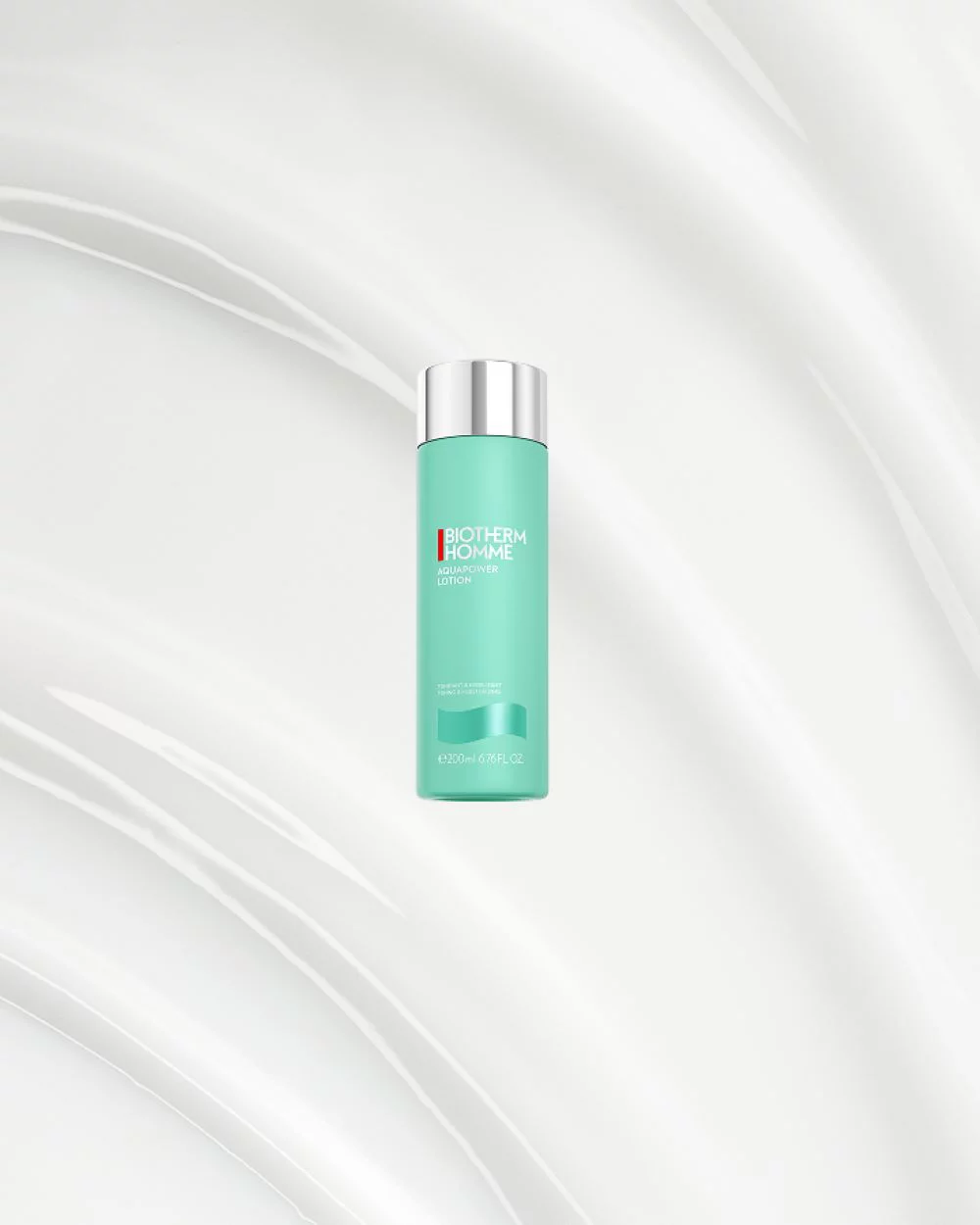 Flasche mit blauer Lotion steht auf gewelltem, weißem Hintergrund. Text: "BIOTHERM HOMME AQUAPOWER LOTION" und "200 ml 6.76 FL.OZ".