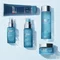 Verschiedene blaue Biotherm Homme Pflegeprodukte auf hellem Hintergrund angeordnet.