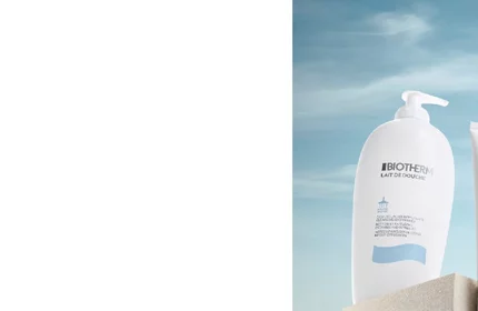 Eine weiße Flasche mit Biotherm-Logo steht draußen vor blauem Himmel.