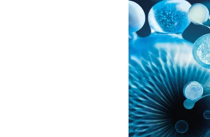 Abstrakte blaue Blasen gruppieren sich auf dunklem Hintergrund, als visuelles Element.