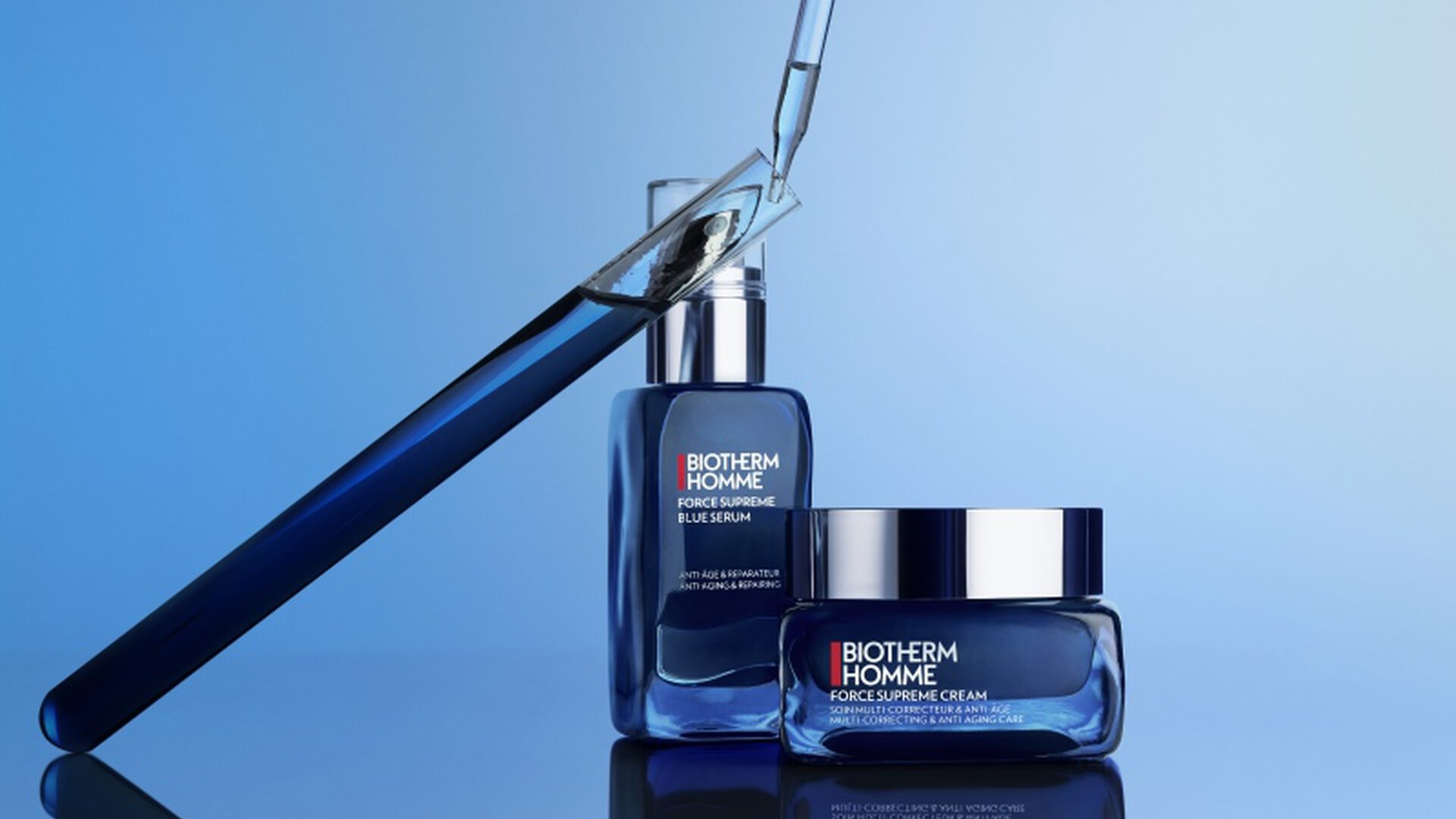 Mann halt Biotherm Homme an seine Schlafe