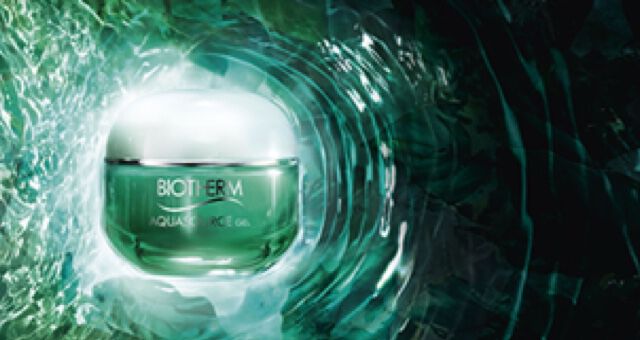 Ein grunes Cremetiegel mit der Aufschrift "BIOTHERM AQUASOURCE Gel" in einem Wasserwirbel.