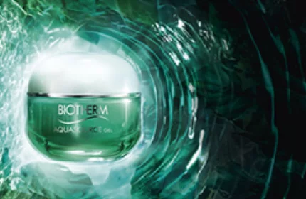 Ein grunes Cremetiegel mit der Aufschrift "BIOTHERM AQUASOURCE Gel" in einem Wasserwirbel.