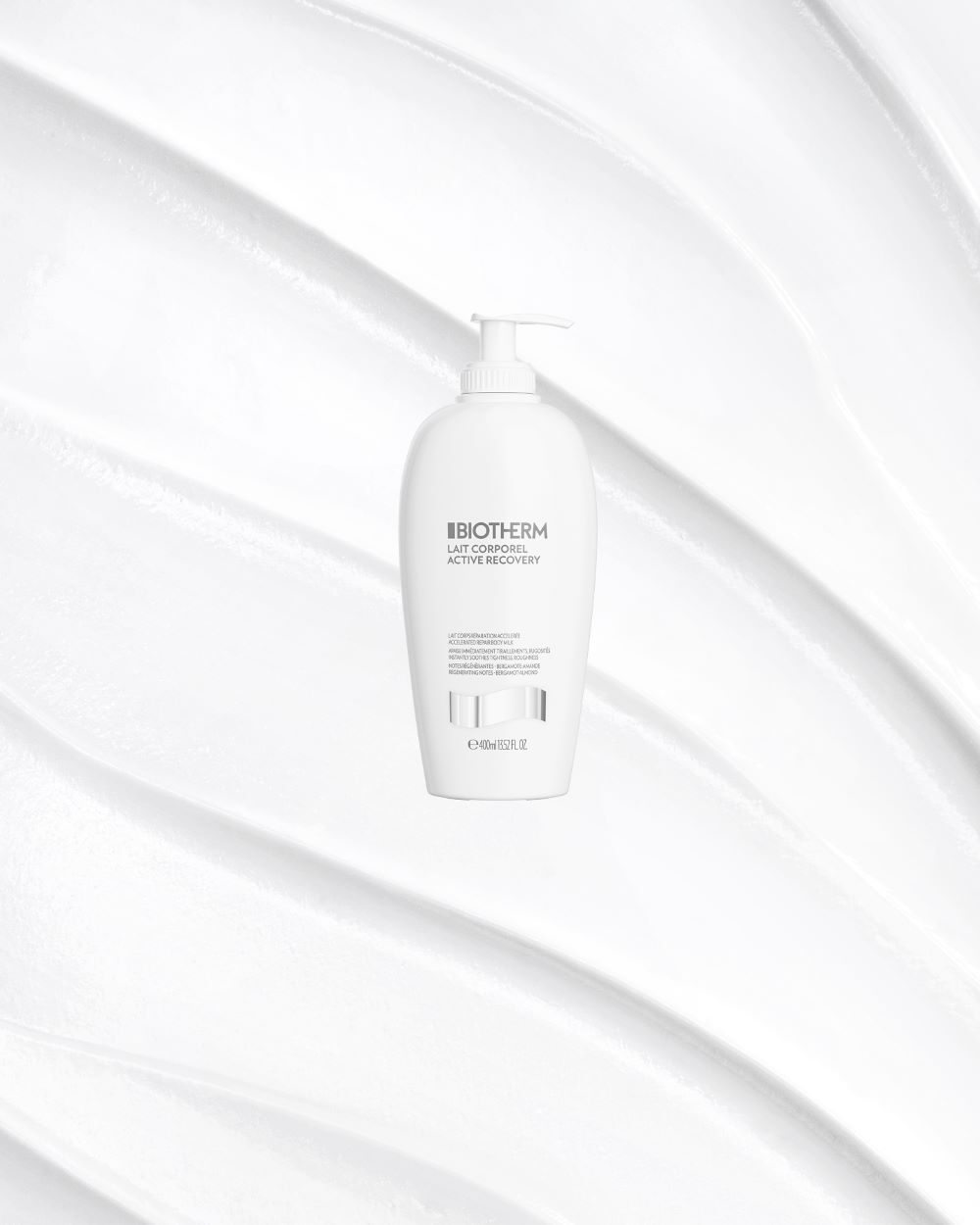 Weiße Lotionflasche mit Pumpspender, Biotherm-Logo und Text auf gewelltem, weißem Hintergrund.