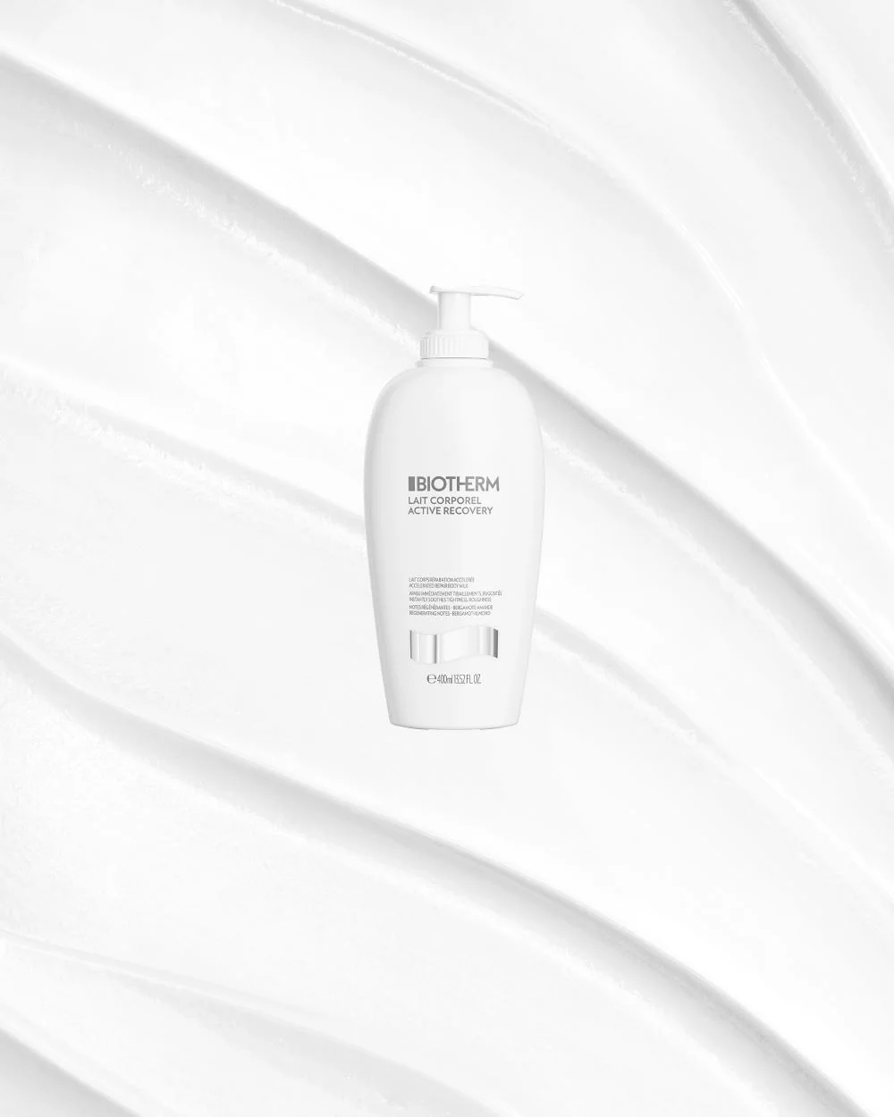 Weiße Lotionflasche mit Pumpspender, Biotherm-Logo und Text auf gewelltem, weißem Hintergrund.