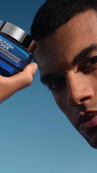 Ein Mann halt ein BIOTHERM HOMME Pflegeprodukt in seinen Handen.