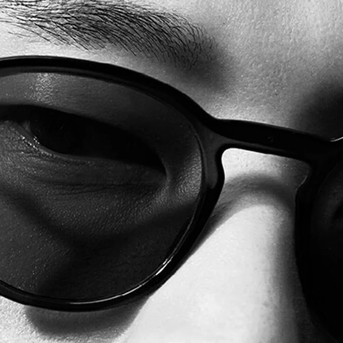 Homme avec lunettes de soleil