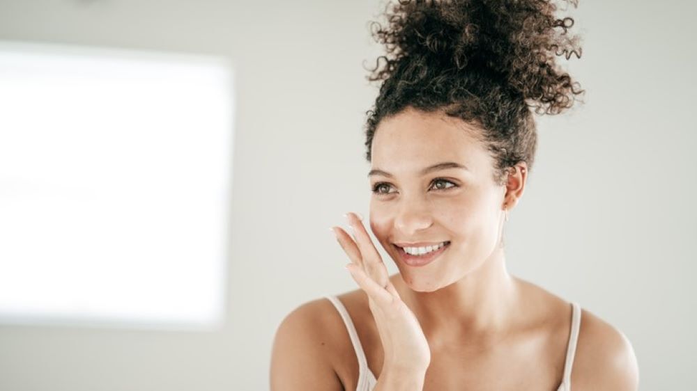 Femme qui touche sa peau