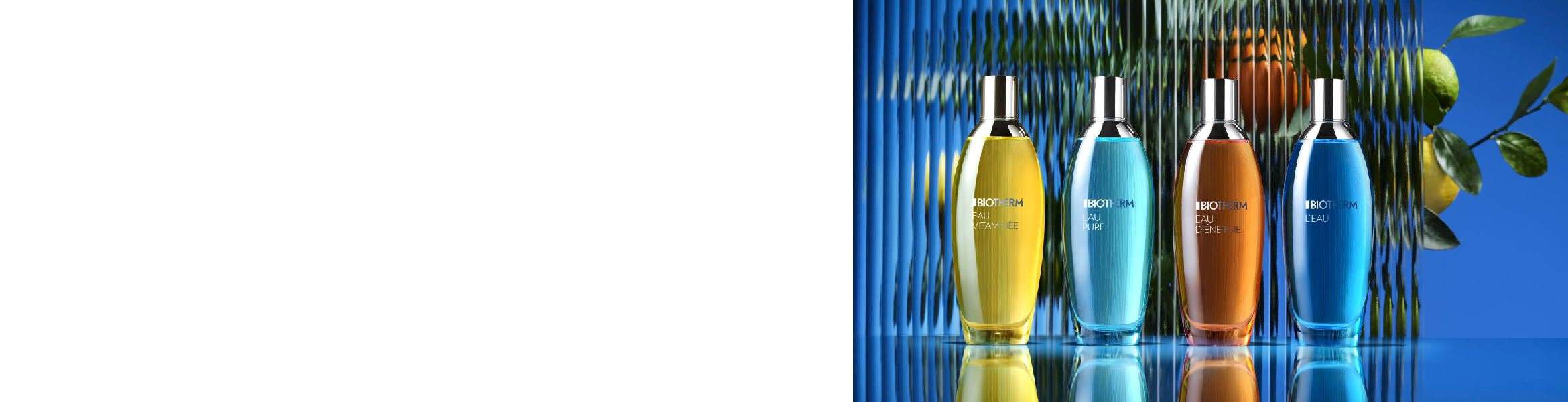 Zwei Flaschen Parfum stehen vor einem wellenformigen blauen Hintergrund. Text: BIOTHERM EAU D'ENERGIE.