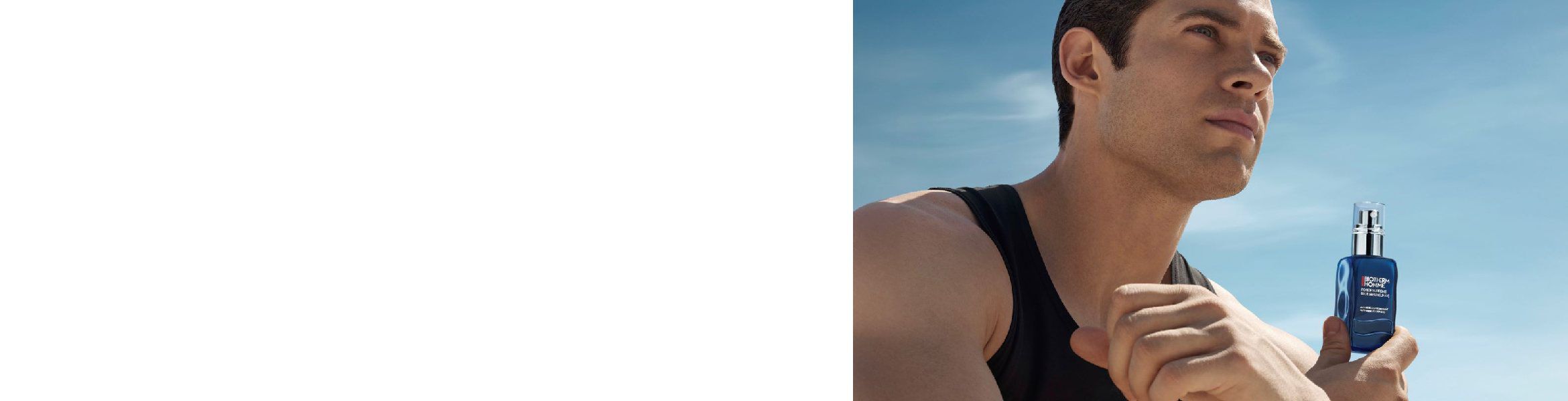 Person mit schwarzen Tanktop vor blauem Himmel, oberen Korper und Arm zeigend.