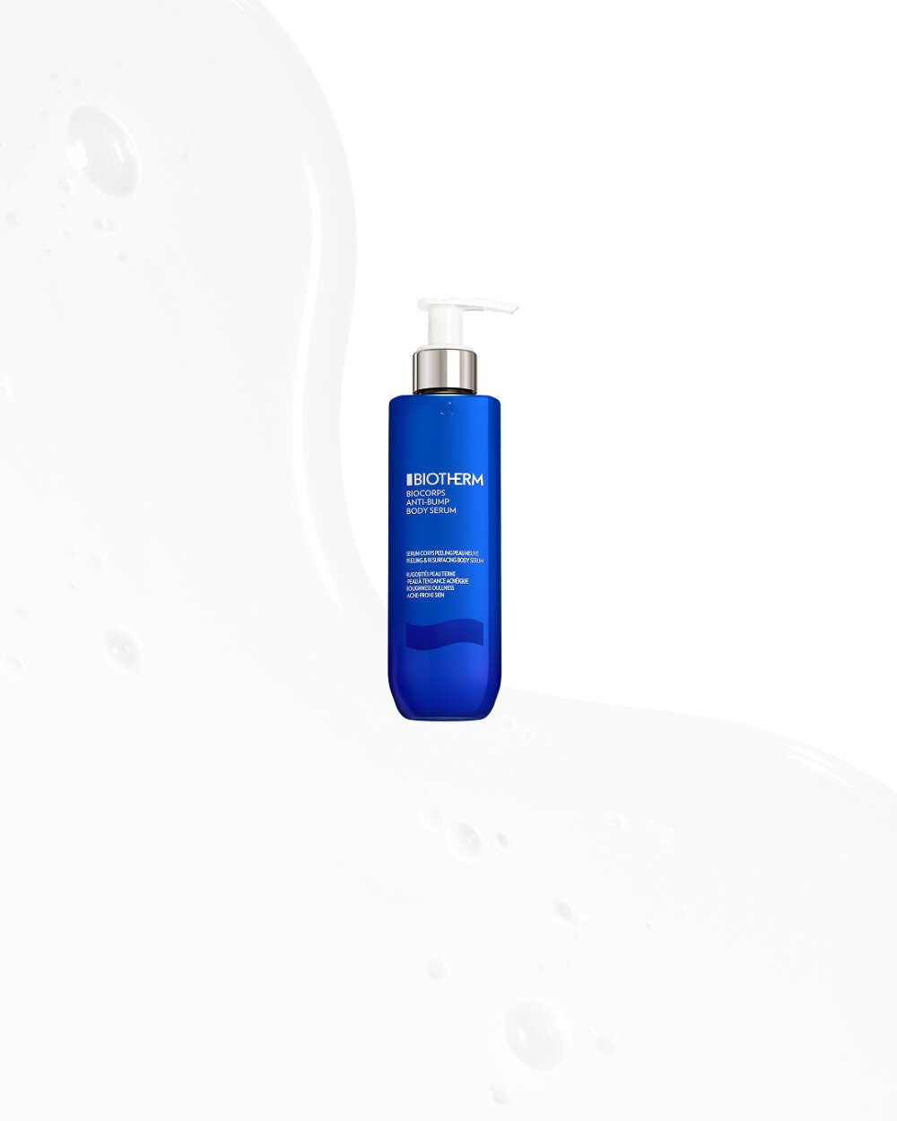Blaue Flasche mit Pumpspender steht auf hellem Hintergrund. Text: "BIOTHERM BIOCORPS ANTI-BUMP BODY SERUM".