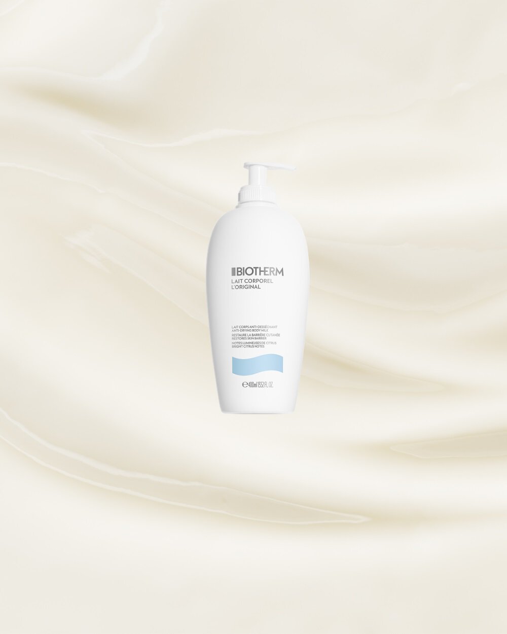 Weiße Lotionflasche mit Pumpverschluss schwebt vor cremefarbenem Hintergrund. Text: "BIOTHERM LAIT CORPOREL L'ORIGINAL".
