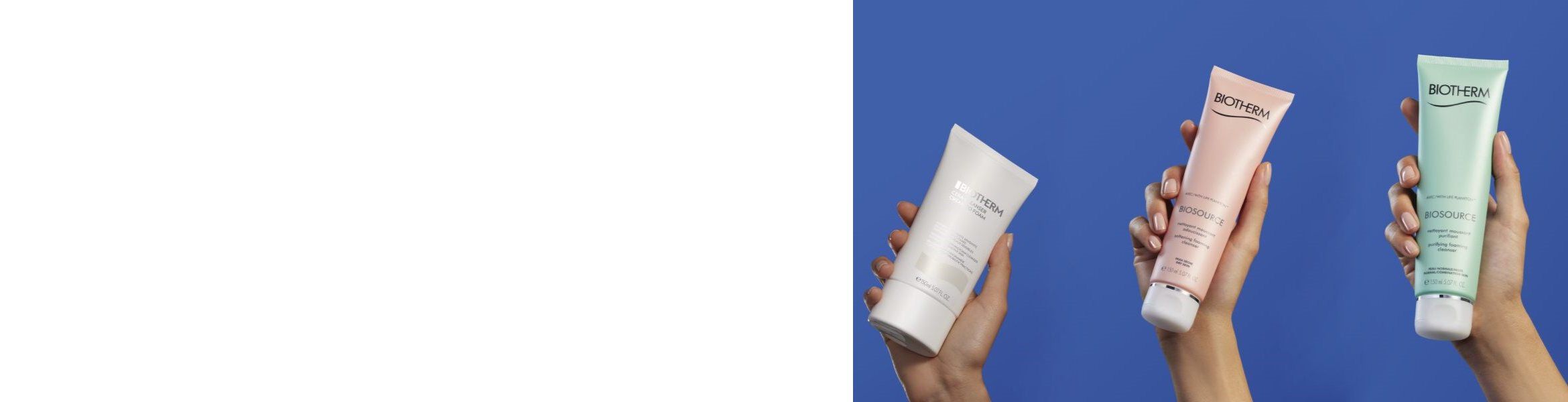 Eine Hand halt eine weiße Creme-Tube vor blauem Hintergrund. Text: BIOTHERM Lait De Gommage.