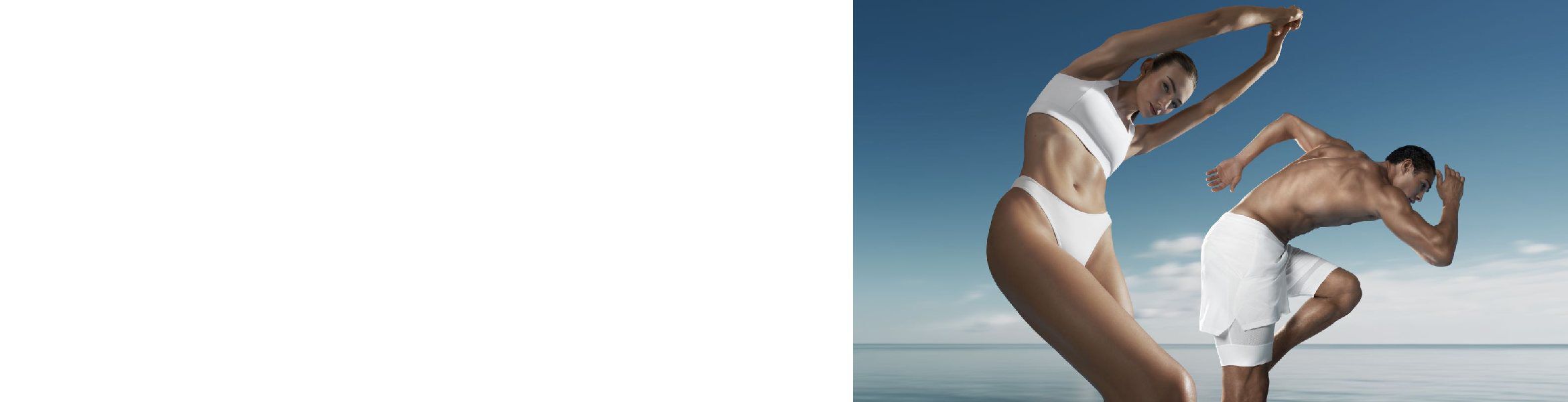 Eine Person in einem weißen Bikini am Strand vor einem klaren, blauen Himmel und ruhigem Meer.