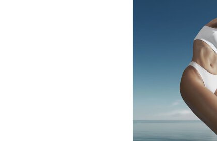 Eine Person in einem weißen Bikini am Strand vor einem klaren, blauen Himmel und ruhigem Meer.