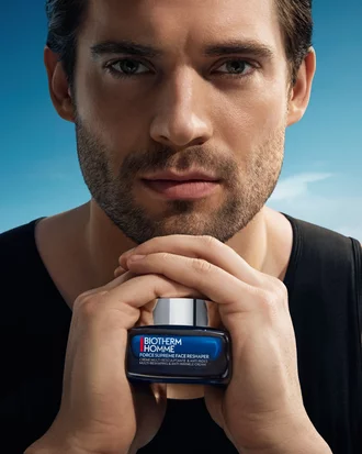 Ein Mann halt ein BIOTHERM HOMME Pflegeprodukt in seinen Handen.