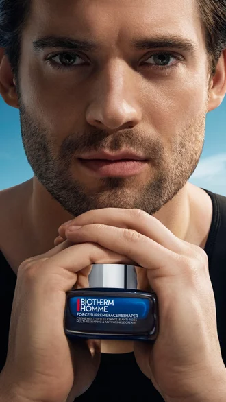 Ein Mann halt ein BIOTHERM HOMME Pflegeprodukt in seinen Handen.