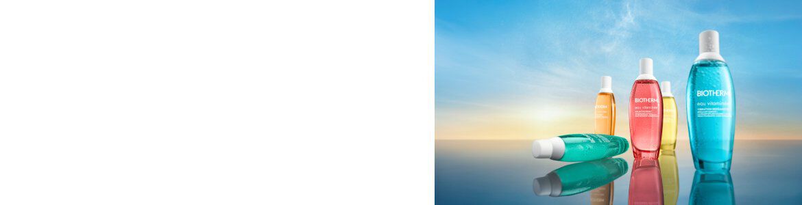 Zwei Flaschen Parfum stehen vor einem wellenformigen blauen Hintergrund. Text: BIOTHERM EAU D'ENERGIE.