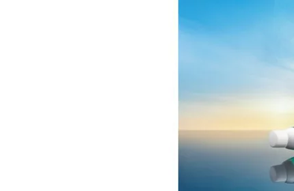 Zwei Flaschen Parfum stehen vor einem wellenformigen blauen Hintergrund. Text: BIOTHERM EAU D'ENERGIE.