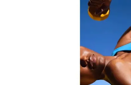 Sonnencreme-Flasche steht auf Sand, blauer Himmel im Hintergrund. Text: "IBIOTIN 30".