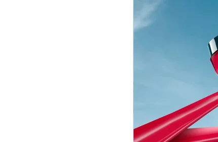 Blaues Parfumflakon mit transparentem Verschluss steht auf blauem Hintergrund.