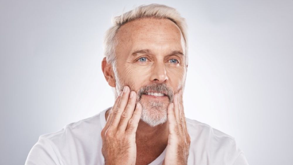 Homme qui touche sa barbe