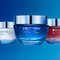 Produkt-Freisteller auf blauem Hintergrund mit drei verschiedenen Anti-Falten-Cremes von Biotherm