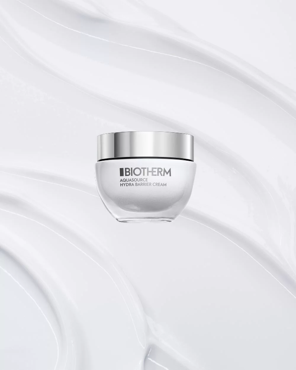 Cremeglas schwebt vor weiß geschwungener Oberflache. Text: "BIOTHERM AQUASOURCE HYDRA BARRIER CREAM".