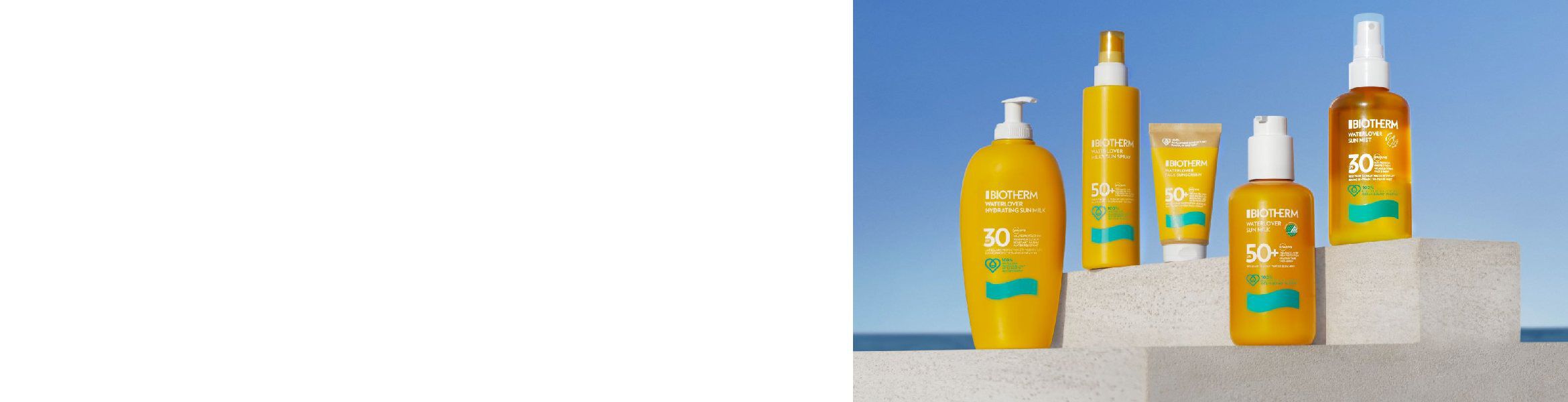 Gelbe Sonnencremeflasche mit blauem Logo steht auf einer Mauer vor blauem Himmel und Meereshorizont. Text: "BIOTHERM. Waterlover Hydrating Sun Milk SPF30. 400ml."