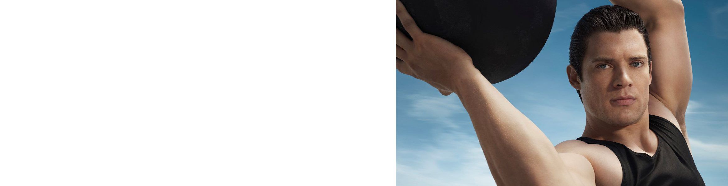 Hande halten einen schweren Gegenstand vor blauem Himmel.