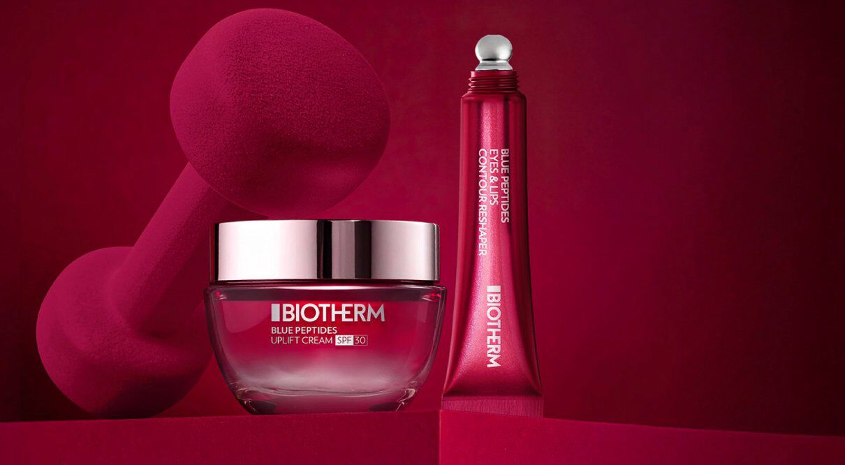 Ein Cremetiegel schwebt umgeben von Muster und Farben. Text: "BIOTHERM BLUE THERAPY UPLIFT RICH".